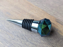 Load image into Gallery viewer, Emerald gem resin wine stopper