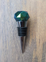 Load image into Gallery viewer, Emerald gem resin wine stopper