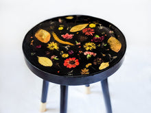 Load image into Gallery viewer, Black flower cast table
