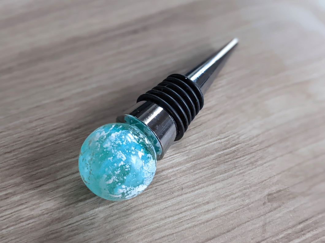 Teal and white resin wine stopper